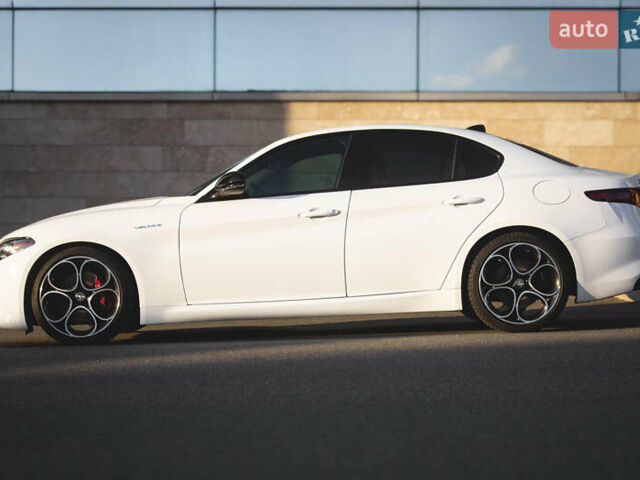 Белый Альфа Ромео Джулия, объемом двигателя 2 л и пробегом 28 тыс. км за 25000 $, фото 5 на Automoto.ua