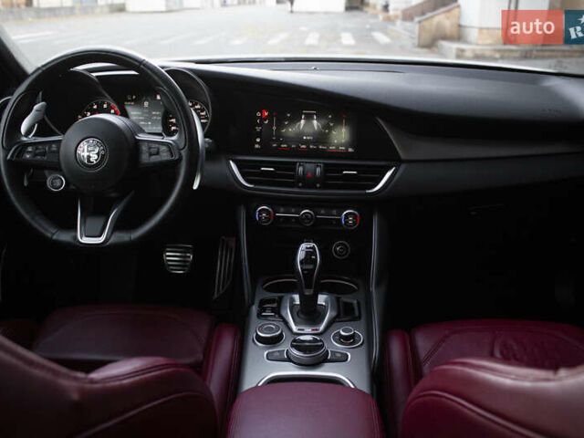 Белый Альфа Ромео Джулия, объемом двигателя 2 л и пробегом 28 тыс. км за 25000 $, фото 13 на Automoto.ua