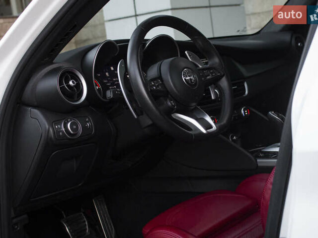 Белый Альфа Ромео Джулия, объемом двигателя 2 л и пробегом 28 тыс. км за 25000 $, фото 9 на Automoto.ua