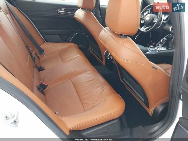 Білий Альфа Ромео Джулія, об'ємом двигуна 2 л та пробігом 38 тис. км за 15200 $, фото 6 на Automoto.ua