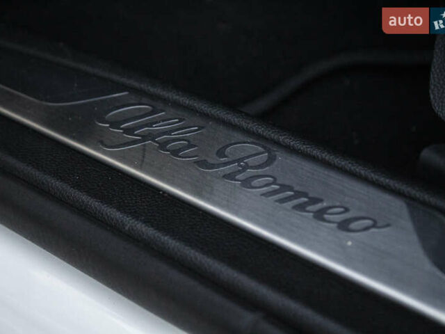 Белый Альфа Ромео Джулия, объемом двигателя 2 л и пробегом 28 тыс. км за 25000 $, фото 35 на Automoto.ua