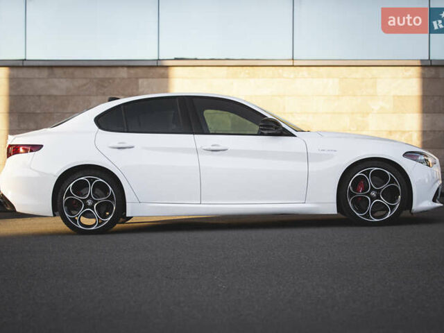 Белый Альфа Ромео Джулия, объемом двигателя 2 л и пробегом 28 тыс. км за 25000 $, фото 1 на Automoto.ua