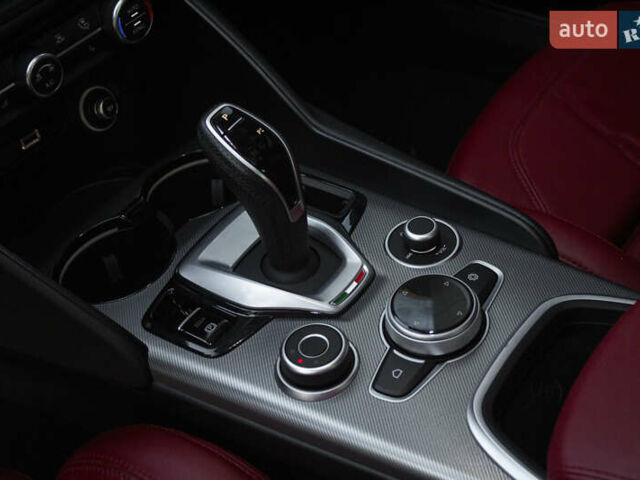 Белый Альфа Ромео Джулия, объемом двигателя 2 л и пробегом 28 тыс. км за 25000 $, фото 21 на Automoto.ua