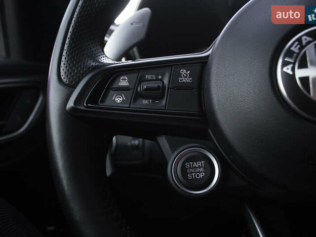 Белый Альфа Ромео Джулия, объемом двигателя 2 л и пробегом 28 тыс. км за 25000 $, фото 26 на Automoto.ua