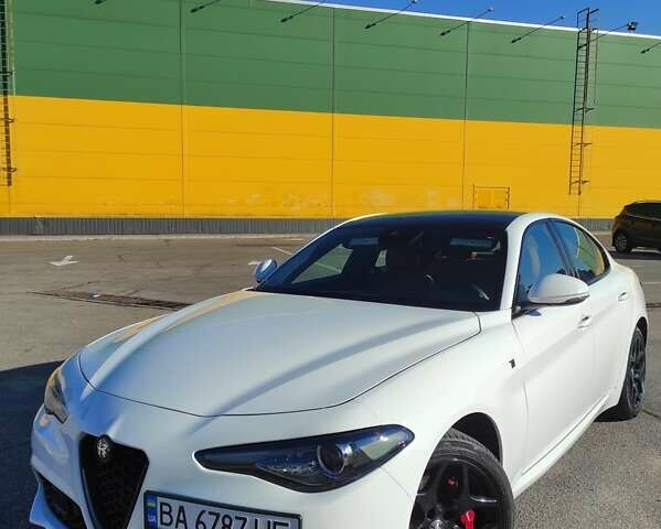 Білий Альфа Ромео Джулія, об'ємом двигуна 2 л та пробігом 21 тис. км за 27800 $, фото 57 на Automoto.ua