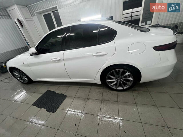 Белый Альфа Ромео Джулия, объемом двигателя 2 л и пробегом 35 тыс. км за 30000 $, фото 8 на Automoto.ua