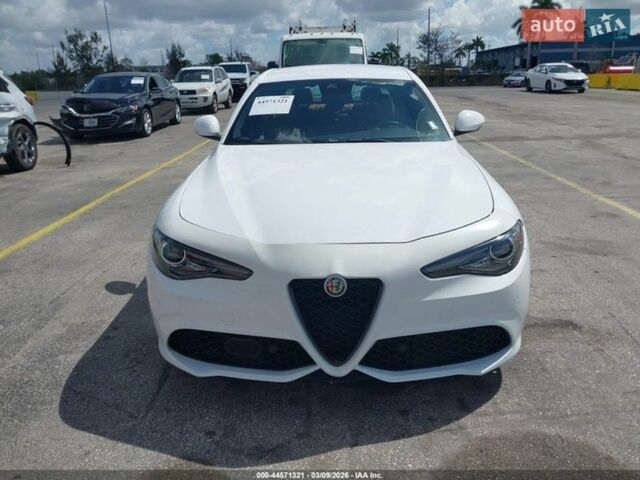 Білий Альфа Ромео Джулія, об'ємом двигуна 2 л та пробігом 38 тис. км за 15200 $, фото 10 на Automoto.ua