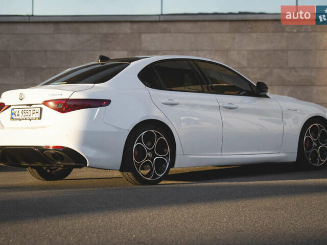 Белый Альфа Ромео Джулия, объемом двигателя 2 л и пробегом 28 тыс. км за 25000 $, фото 2 на Automoto.ua