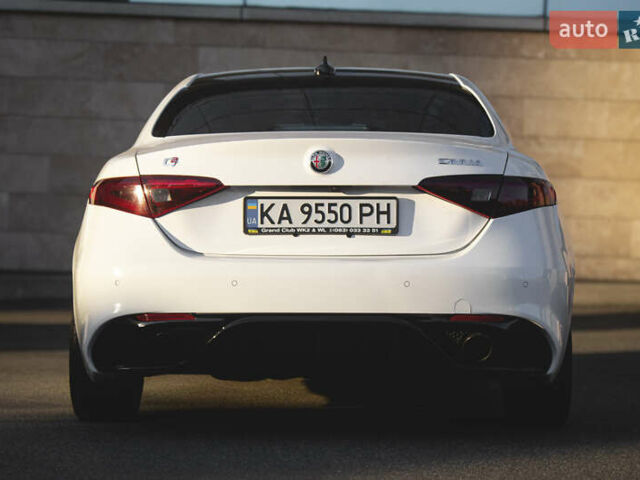Белый Альфа Ромео Джулия, объемом двигателя 2 л и пробегом 28 тыс. км за 25000 $, фото 3 на Automoto.ua