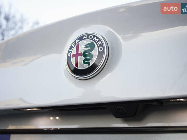 Белый Альфа Ромео Джулия, объемом двигателя 2 л и пробегом 28 тыс. км за 25000 $, фото 37 на Automoto.ua