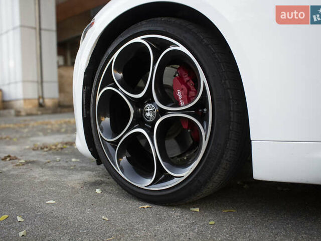 Белый Альфа Ромео Джулия, объемом двигателя 2 л и пробегом 28 тыс. км за 25000 $, фото 44 на Automoto.ua