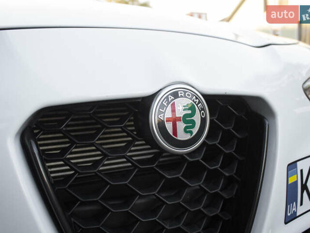 Белый Альфа Ромео Джулия, объемом двигателя 2 л и пробегом 28 тыс. км за 25000 $, фото 42 на Automoto.ua