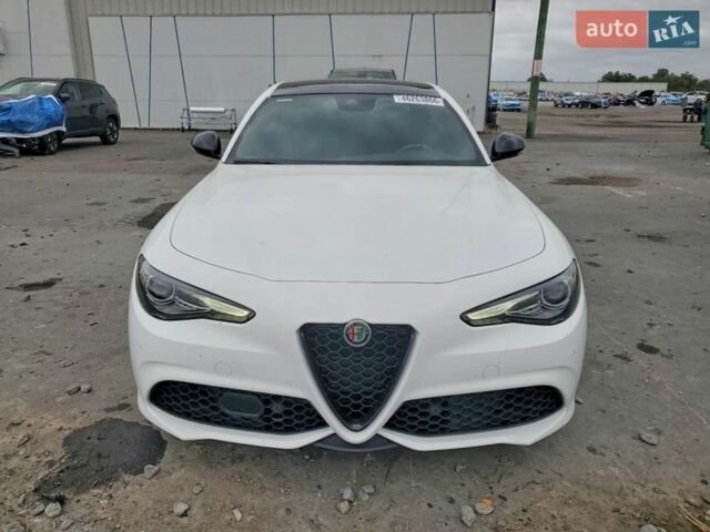 Білий Альфа Ромео Джулія, об'ємом двигуна 2 л та пробігом 56 тис. км за 7000 $, фото 5 на Automoto.ua