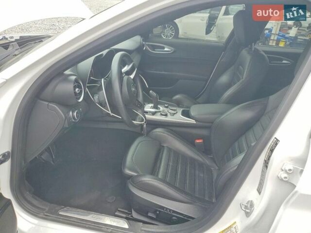 Білий Альфа Ромео Джулія, об'ємом двигуна 2 л та пробігом 56 тис. км за 7000 $, фото 6 на Automoto.ua