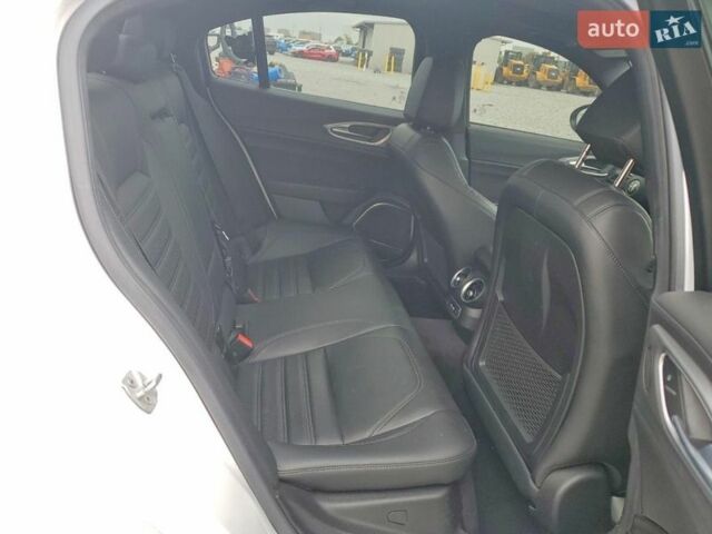 Білий Альфа Ромео Джулія, об'ємом двигуна 2 л та пробігом 56 тис. км за 7000 $, фото 9 на Automoto.ua