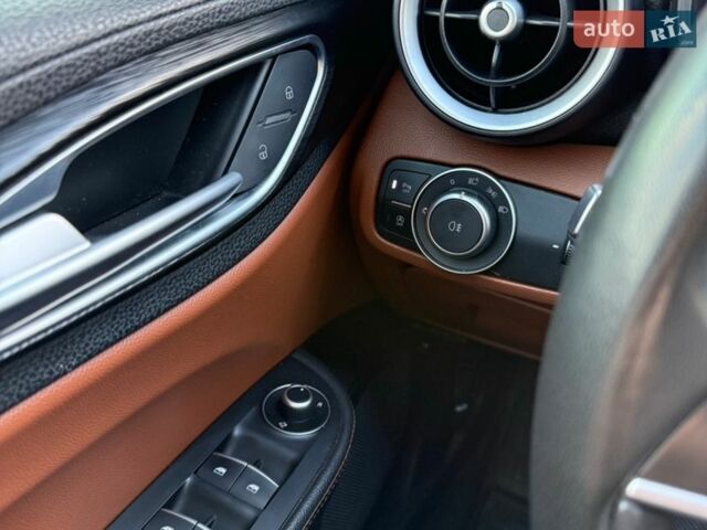 Черный Альфа Ромео Джулия, объемом двигателя 2 л и пробегом 195 тыс. км за 14000 $, фото 13 на Automoto.ua