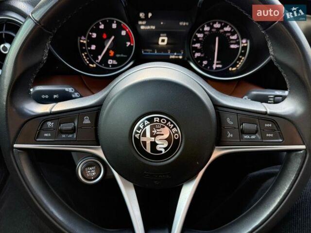 Черный Альфа Ромео Джулия, объемом двигателя 2 л и пробегом 195 тыс. км за 14000 $, фото 5 на Automoto.ua