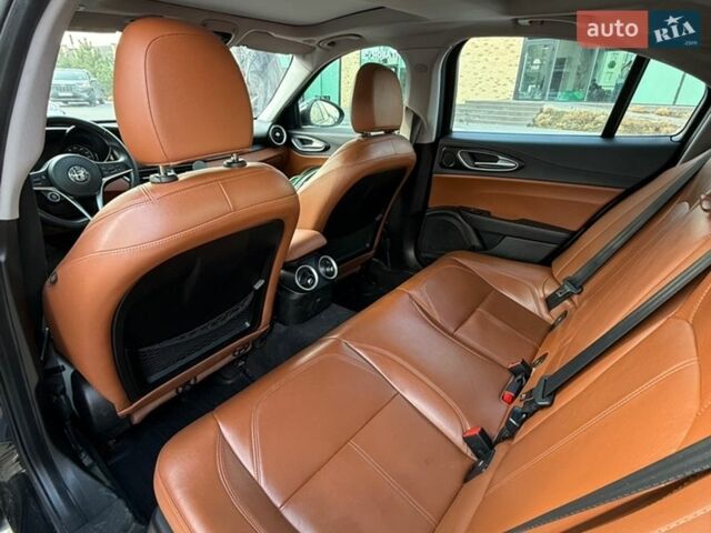 Черный Альфа Ромео Джулия, объемом двигателя 2 л и пробегом 195 тыс. км за 14000 $, фото 12 на Automoto.ua