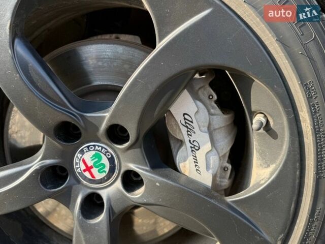 Черный Альфа Ромео Джулия, объемом двигателя 2 л и пробегом 195 тыс. км за 14000 $, фото 14 на Automoto.ua