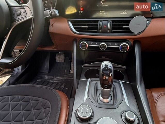 Черный Альфа Ромео Джулия, объемом двигателя 2 л и пробегом 195 тыс. км за 14000 $, фото 7 на Automoto.ua