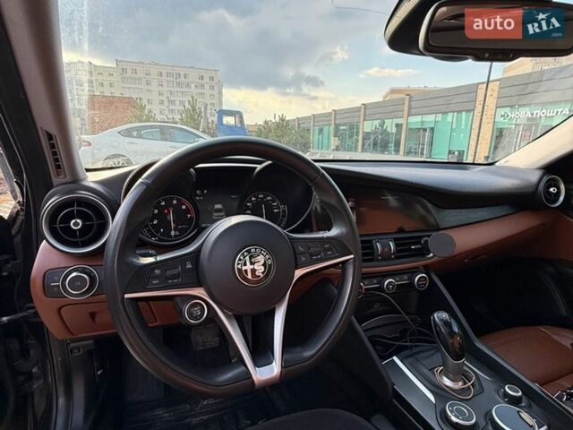 Черный Альфа Ромео Джулия, объемом двигателя 2 л и пробегом 195 тыс. км за 14000 $, фото 6 на Automoto.ua