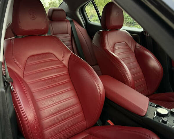 Черный Альфа Ромео Джулия, объемом двигателя 2 л и пробегом 120 тыс. км за 19900 $, фото 13 на Automoto.ua