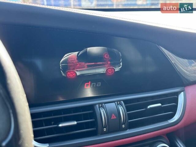 Чорний Альфа Ромео Джулія, об'ємом двигуна 2.9 л та пробігом 63 тис. км за 38500 $, фото 44 на Automoto.ua