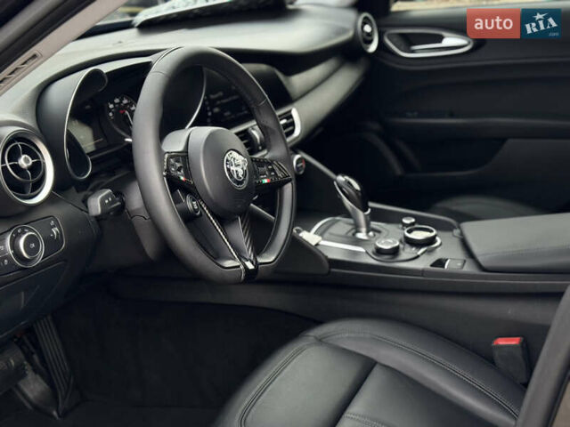 Черный Альфа Ромео Джулия, объемом двигателя 2 л и пробегом 58 тыс. км за 19999 $, фото 9 на Automoto.ua