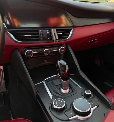 Чорний Альфа Ромео Джулія, об'ємом двигуна 2 л та пробігом 58 тис. км за 18500 $, фото 11 на Automoto.ua