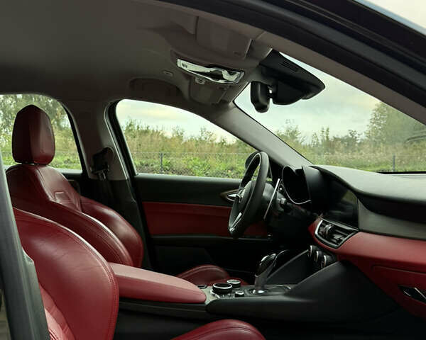 Черный Альфа Ромео Джулия, объемом двигателя 2 л и пробегом 120 тыс. км за 19900 $, фото 14 на Automoto.ua