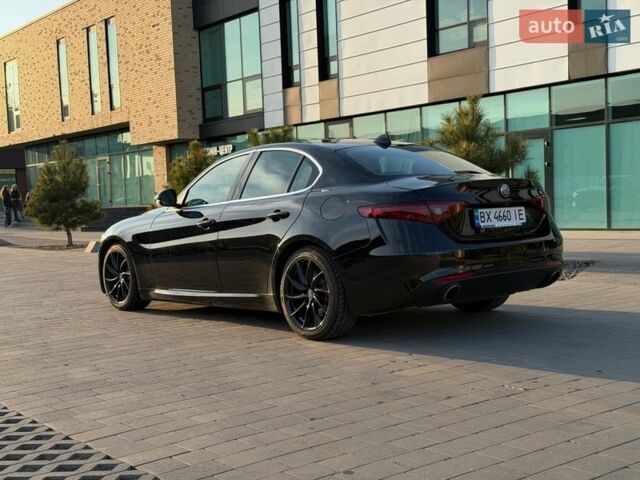 Чорний Альфа Ромео Джулія, об'ємом двигуна 2 л та пробігом 58 тис. км за 18500 $, фото 2 на Automoto.ua