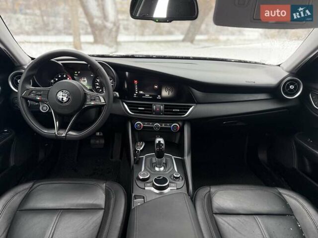 Чорний Альфа Ромео Джулія, об'ємом двигуна 2 л та пробігом 62 тис. км за 20500 $, фото 38 на Automoto.ua