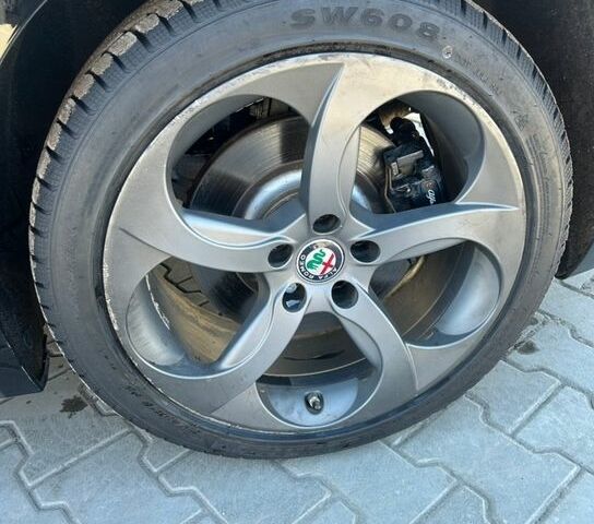 Чорний Альфа Ромео Джулія, об'ємом двигуна 2 л та пробігом 157 тис. км за 19500 $, фото 9 на Automoto.ua