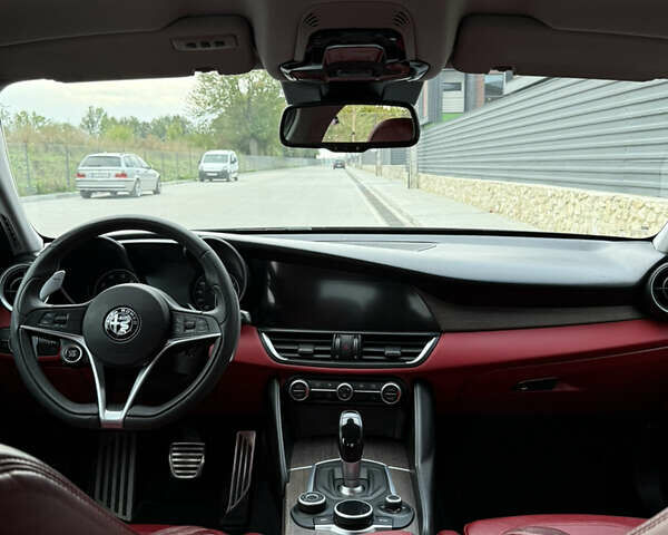 Черный Альфа Ромео Джулия, объемом двигателя 2 л и пробегом 120 тыс. км за 19900 $, фото 10 на Automoto.ua