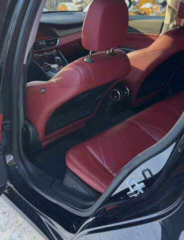 Черный Альфа Ромео Джулия, объемом двигателя 2 л и пробегом 114 тыс. км за 18700 $, фото 6 на Automoto.ua