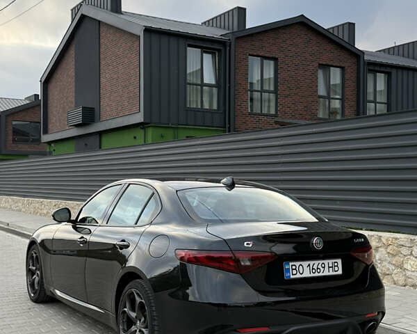 Черный Альфа Ромео Джулия, объемом двигателя 2 л и пробегом 120 тыс. км за 19900 $, фото 4 на Automoto.ua