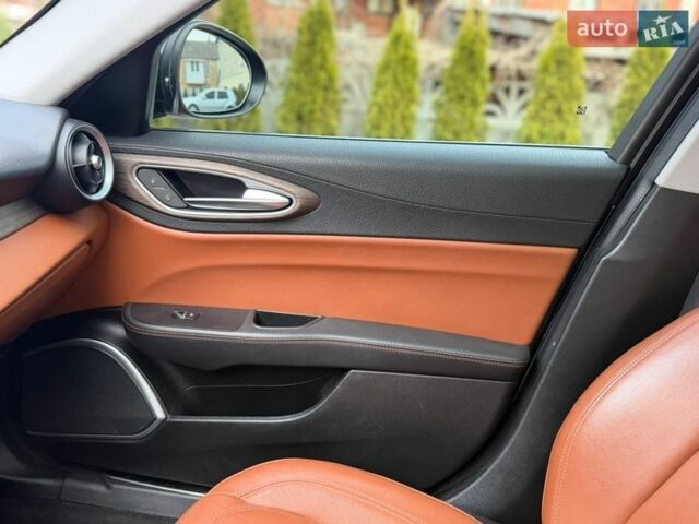 Черный Альфа Ромео Джулия, объемом двигателя 2 л и пробегом 80 тыс. км за 17000 $, фото 25 на Automoto.ua