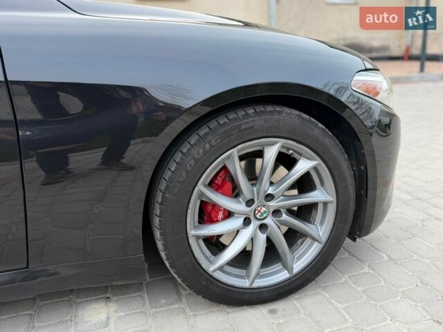 Черный Альфа Ромео Джулия, объемом двигателя 2 л и пробегом 80 тыс. км за 17000 $, фото 8 на Automoto.ua