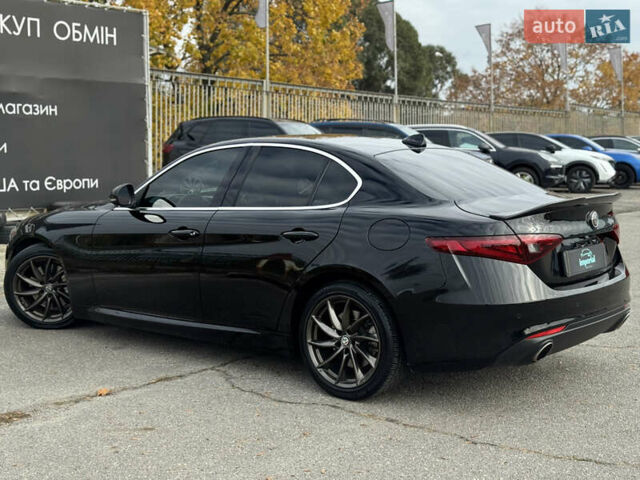 Черный Альфа Ромео Джулия, объемом двигателя 2 л и пробегом 58 тыс. км за 19999 $, фото 5 на Automoto.ua
