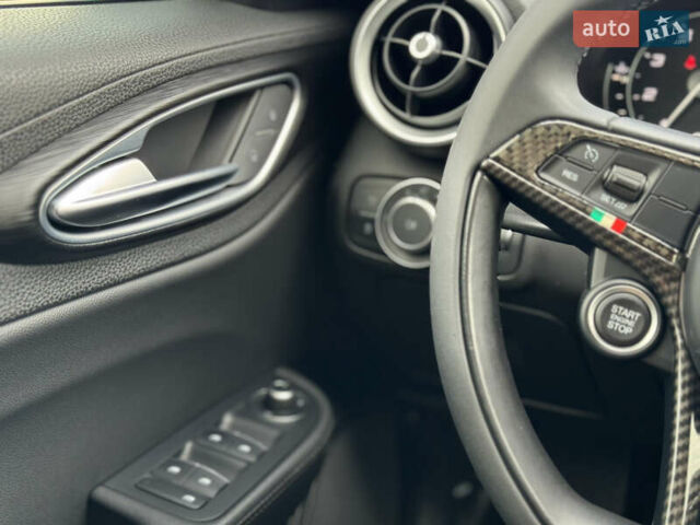 Черный Альфа Ромео Джулия, объемом двигателя 2 л и пробегом 58 тыс. км за 19999 $, фото 12 на Automoto.ua