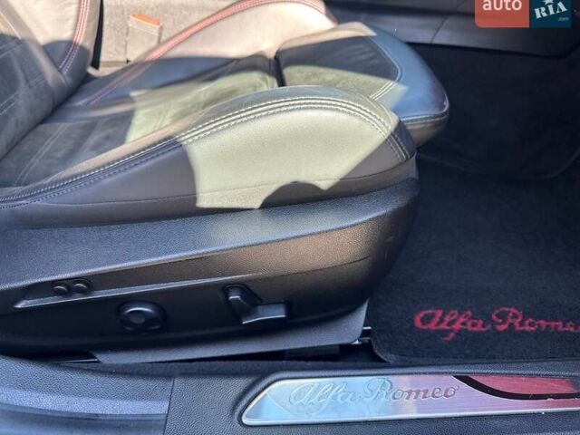 Чорний Альфа Ромео Джулія, об'ємом двигуна 2.9 л та пробігом 63 тис. км за 38500 $, фото 65 на Automoto.ua
