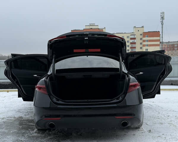 Чорний Альфа Ромео Джулія, об'ємом двигуна 2 л та пробігом 63 тис. км за 20900 $, фото 14 на Automoto.ua