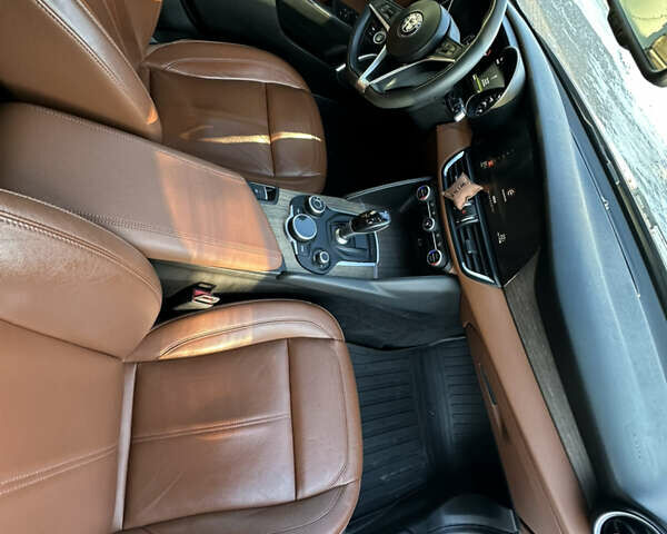 Черный Альфа Ромео Джулия, объемом двигателя 2 л и пробегом 78 тыс. км за 17500 $, фото 27 на Automoto.ua