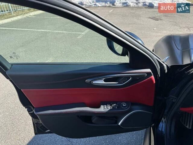 Чорний Альфа Ромео Джулія, об'ємом двигуна 2.9 л та пробігом 63 тис. км за 38500 $, фото 19 на Automoto.ua
