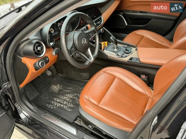 Черный Альфа Ромео Джулия, объемом двигателя 2 л и пробегом 80 тыс. км за 17000 $, фото 18 на Automoto.ua