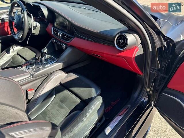 Чорний Альфа Ромео Джулія, об'ємом двигуна 2.9 л та пробігом 63 тис. км за 38500 $, фото 63 на Automoto.ua