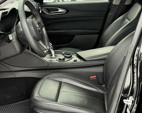 Чорний Альфа Ромео Джулія, об'ємом двигуна 2 л та пробігом 63 тис. км за 20900 $, фото 29 на Automoto.ua