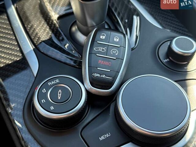 Чорний Альфа Ромео Джулія, об'ємом двигуна 2.9 л та пробігом 63 тис. км за 38500 $, фото 42 на Automoto.ua