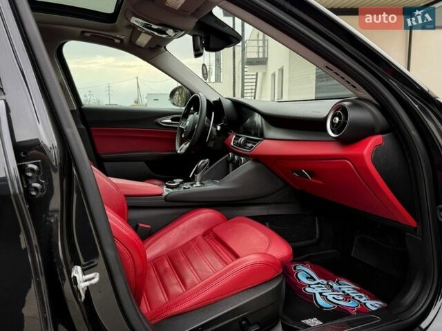 Чорний Альфа Ромео Джулія, об'ємом двигуна 2 л та пробігом 67 тис. км за 20300 $, фото 39 на Automoto.ua