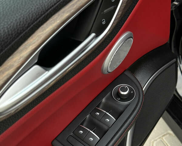 Черный Альфа Ромео Джулия, объемом двигателя 2 л и пробегом 120 тыс. км за 19900 $, фото 15 на Automoto.ua